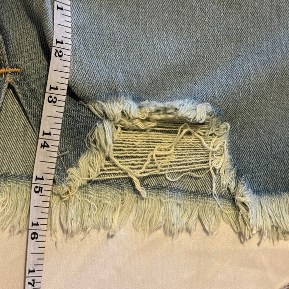 Hollister | NWT Ultra High Rise Distressed Denim Mom Shorts | Size 16 - Picture 6 of 9